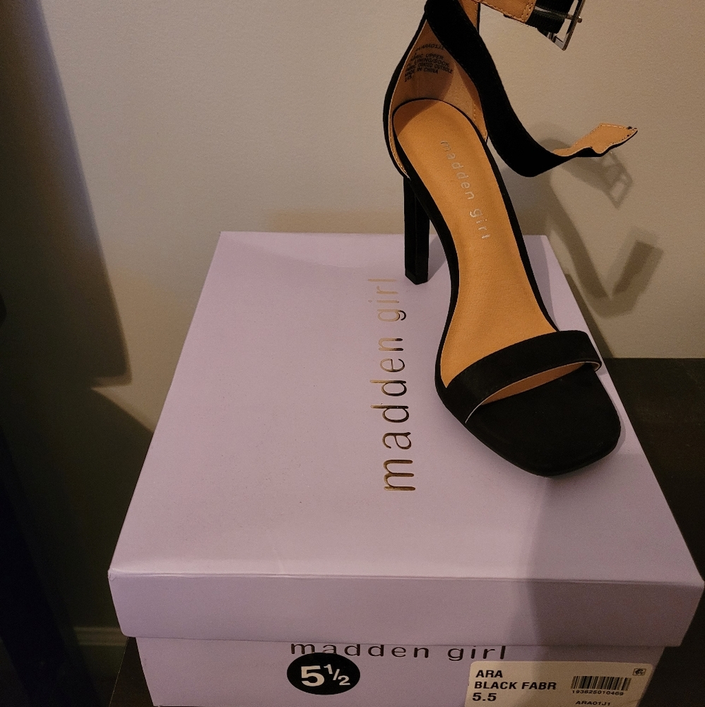 Sandals with heels